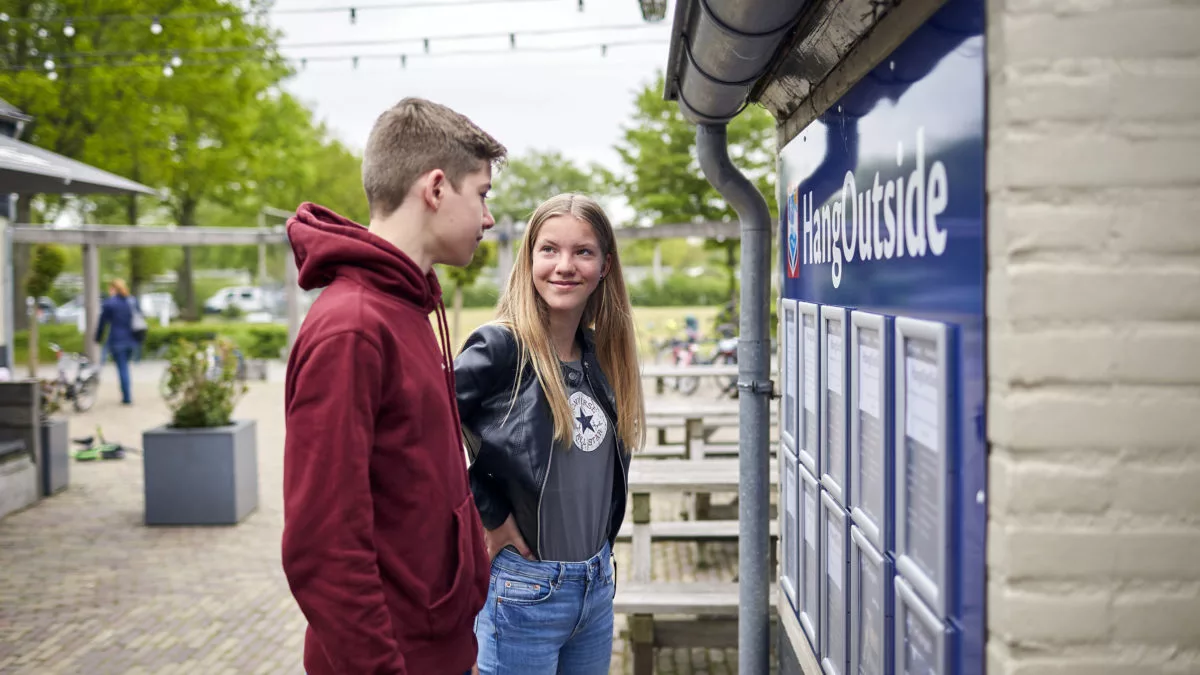 Ter Spegelt tienerteam bij Hang Out bord HR