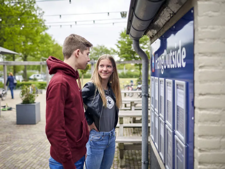 Ter Spegelt tienerteam bij Hang Out bord HR