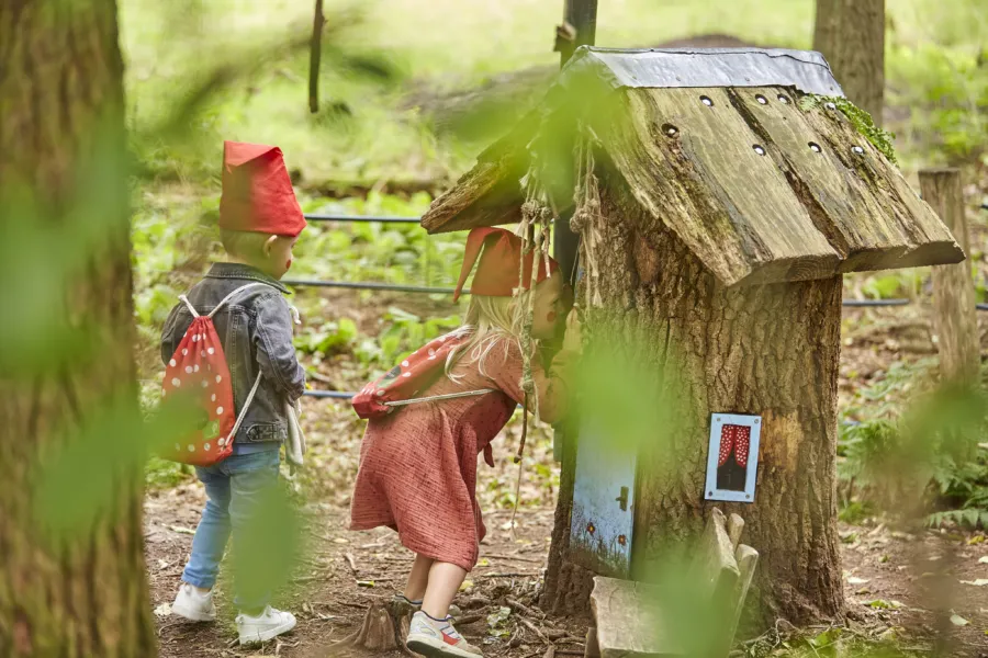 Kabouterpad 2 kinderen met kaboutermutsen