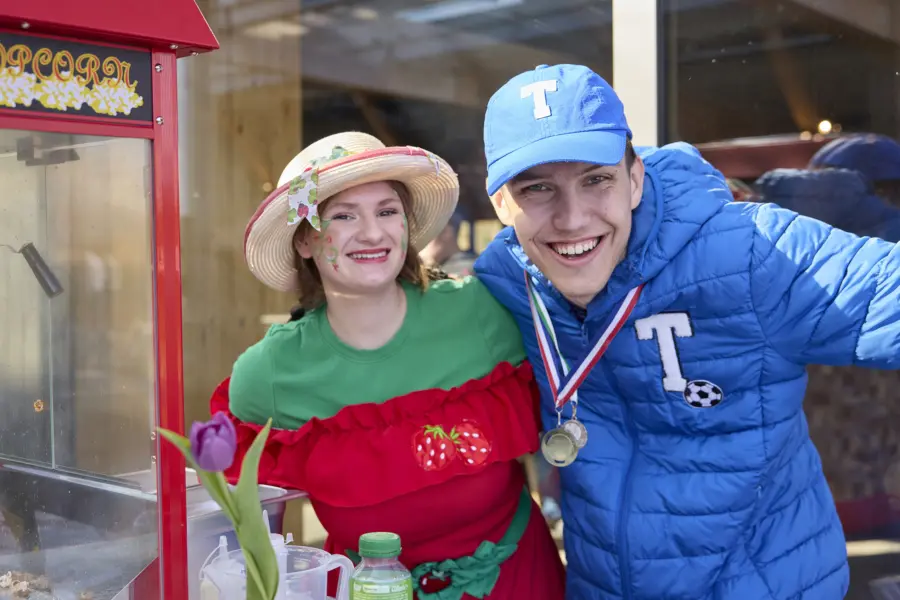 Bloos en Timo bij popcornmachine MR