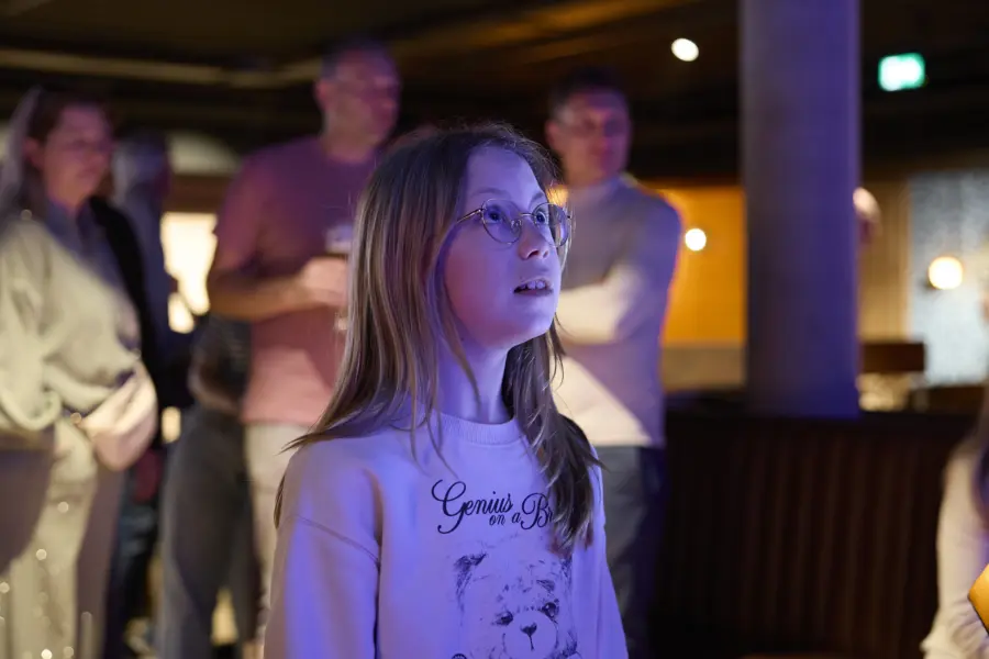 Bowling Pub meisje verwonderd MR