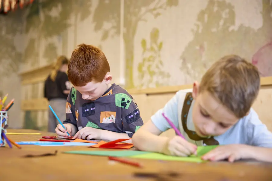 Knutsel Werkplaats jongens knutselwerk MR