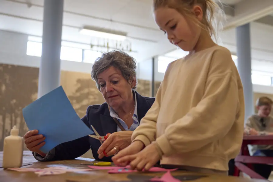Knutsel Werkplaats oma en meisje MR