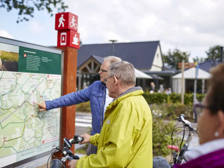 15 Senioren Natuurpoort bij bord HR