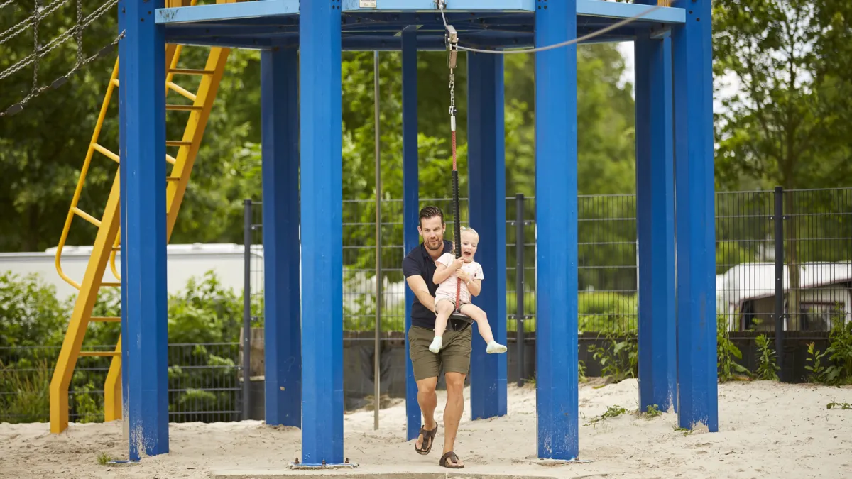 Ter Spegelt vader en dochter kabelbaan Speeltuin HR