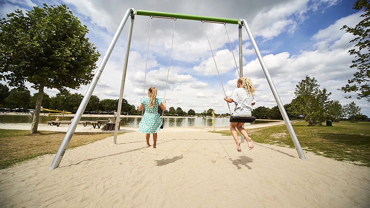 Ter Spegelt Schommel Zwembad LR