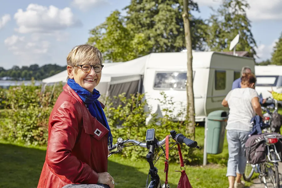 15 Senioren op park bij fiets LR