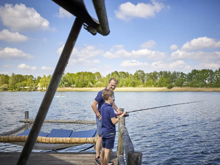 Vader en zoon vissen Water Lodge HR