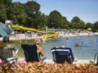 Zwemplas overzicht op glijbaan