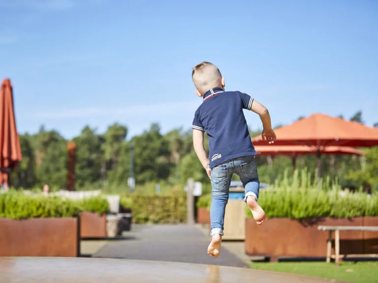 Jongen airtrampoline