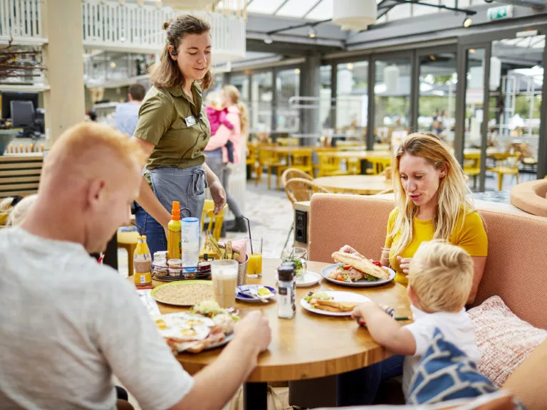 Ter Spegelt Gezin aan eettafel met gerechten Wijde Blick HR