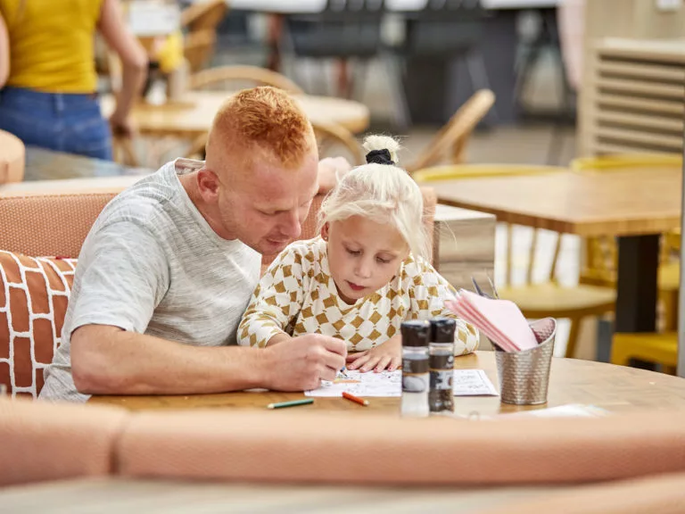 Ter Spegelt Vader en dochter tekenen Wijde Blick HR