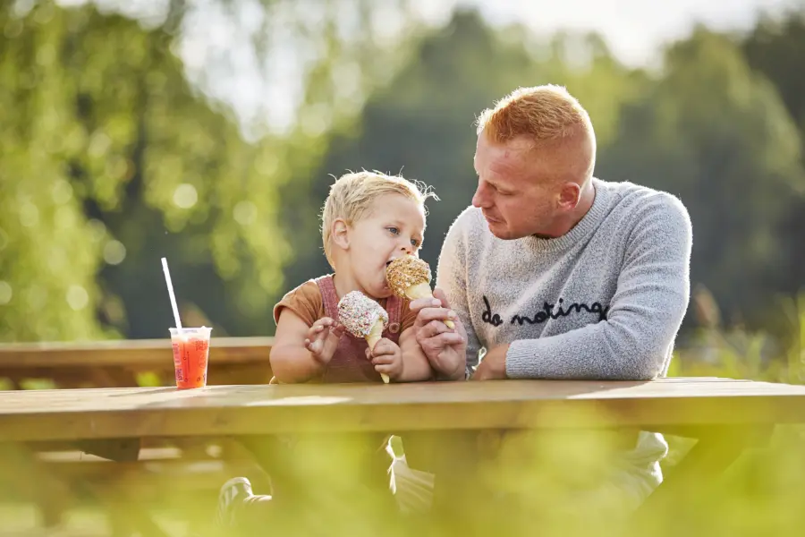 Ter Spegelt Vader en zoontje met ijsco Wijde Blick HR