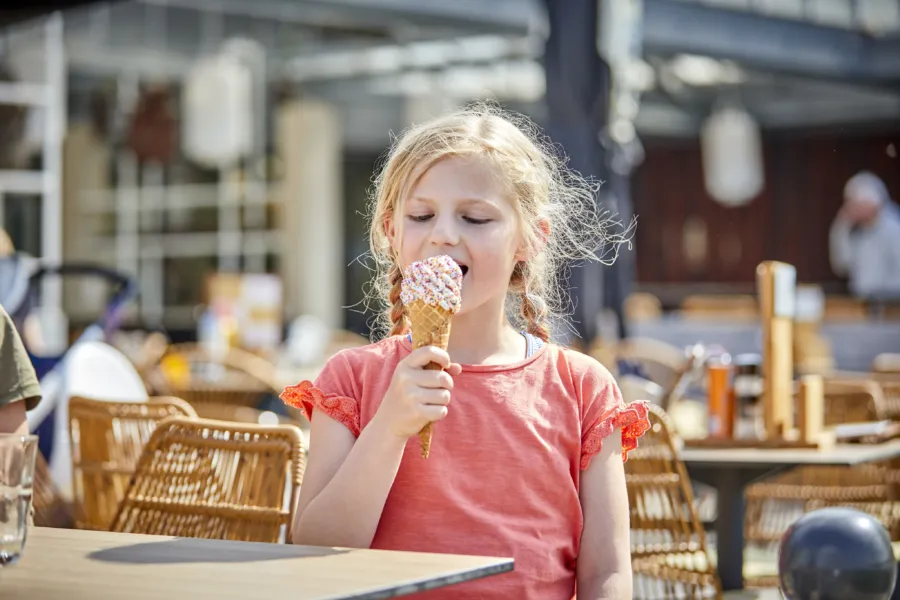 Maud ijsje eten terras DWB HR
