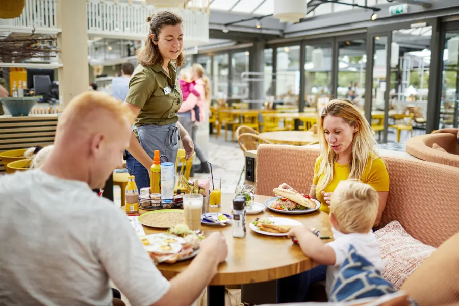 Ter Spegelt Gezin aan eettafel met gerechten Wijde Blick HR
