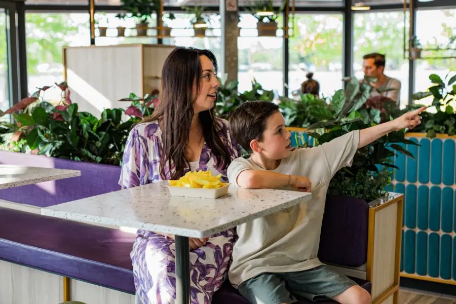 TS Lekker Snacken frietjes kindje wijzen