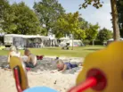 spelende kinderen in het zand