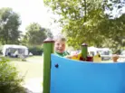 Kamperen op een kinderveld bij terspegelt