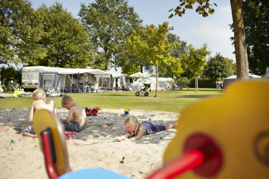 spelende kinderen in het zand