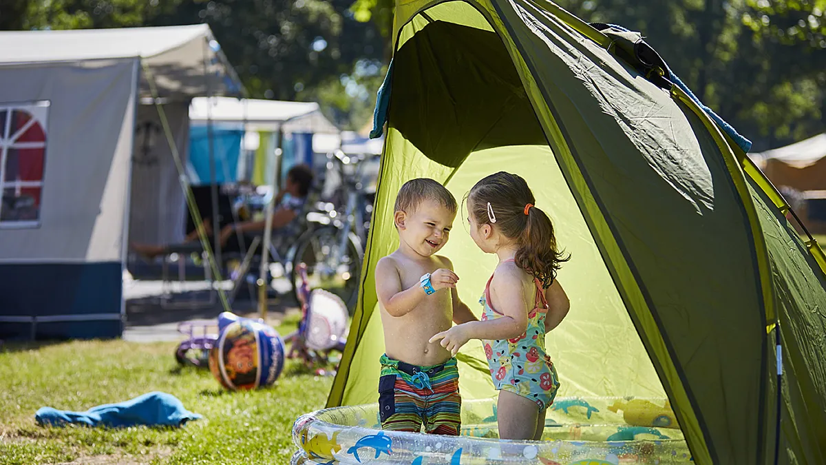 2 kindjes onder een tent