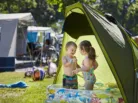 2 kindjes onder een tent