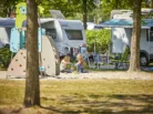 Kampeerveld kinderplaats spelen LR