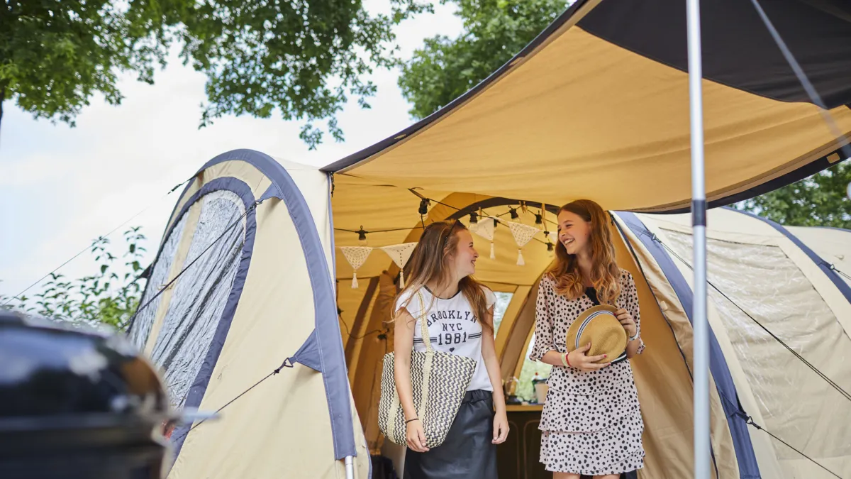 Ter Spegelt meisjes bij tent comfort kampeerplaats HR