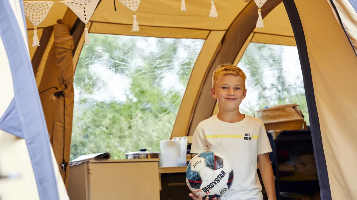 Ter Spegelt jongen voetbal comfort kampeerplaats HR