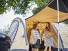 Ter Spegelt meisjes bij tent comfort kampeerplaats HR