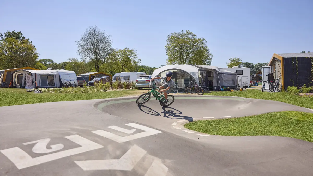 Ter Spegelt kampeerplaats kinder prive sanitair pumptrack Tuur start LR