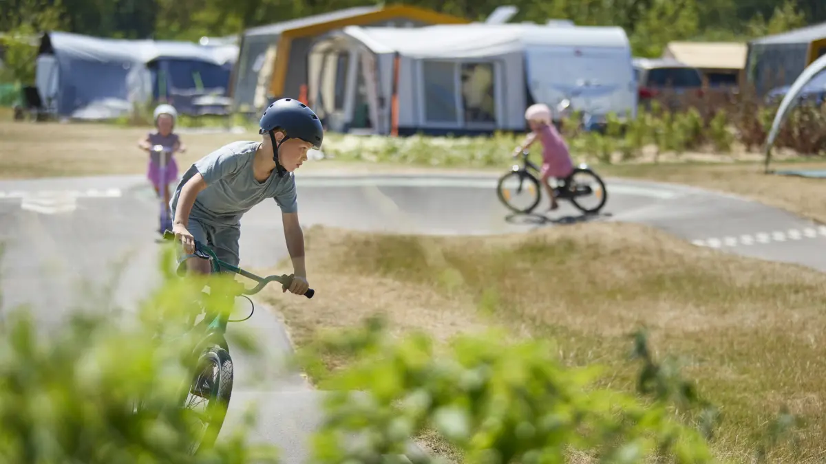 Ter Spegelt kampeerplaats kinder prive sanitair pumptrack close kinderen LR