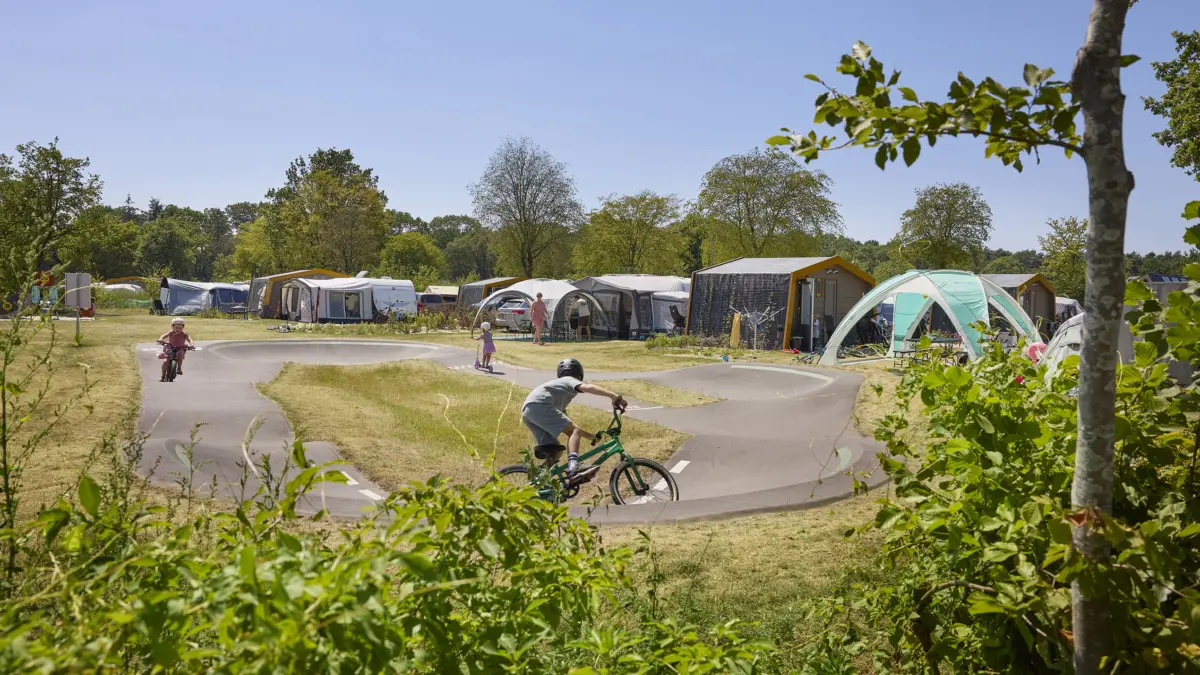 Ter Spegelt kampeerplaats kinder prive sanitair speeltoestel pumptrack kinderen LR