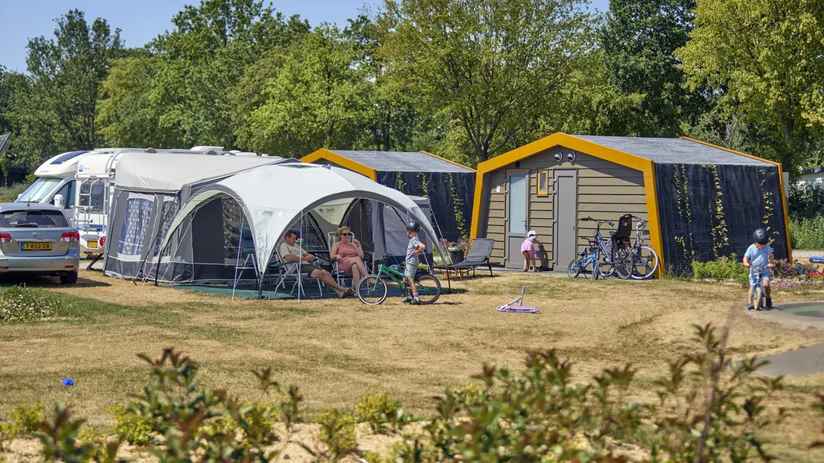 Ter Spegelt kampeerplaats kinder prive sanitair gezin vooraanzicht LR