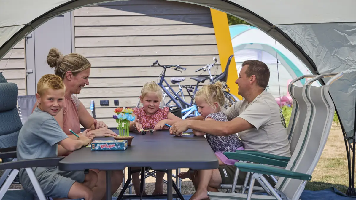 Ter Spegelt kampeerplaats kinder prive sanitair gezin spelletje lachen LR