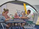 Ter Spegelt kampeerplaats kinder prive sanitair gezin spelletje lachen LR