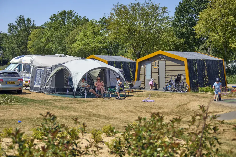 Ter Spegelt kampeerplaats kinder prive sanitair gezin vooraanzicht LR