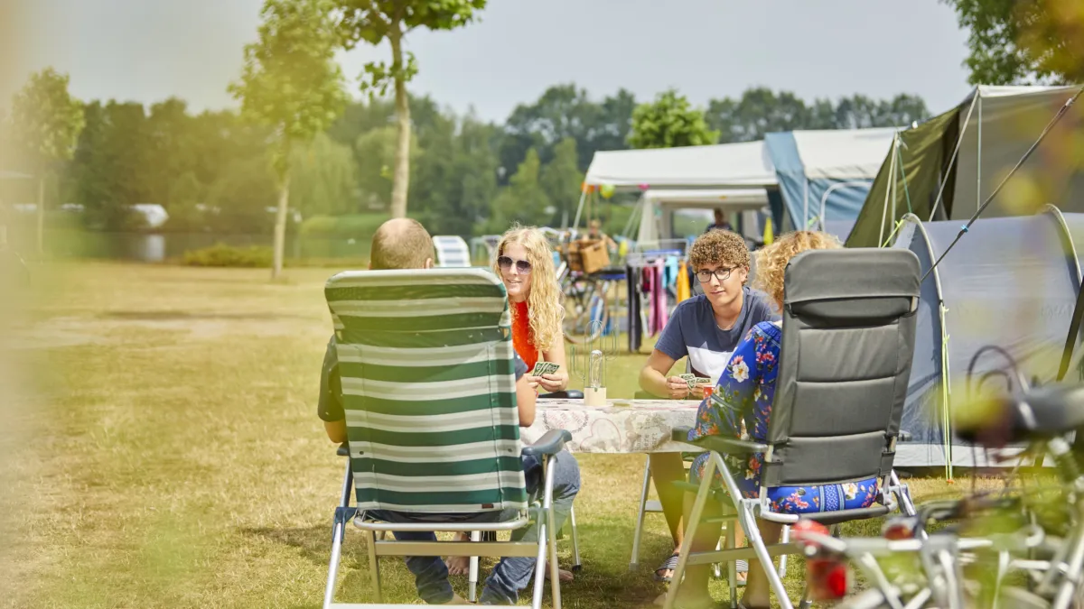 Ter Spegelt samen aan tafel luxekamperen HR