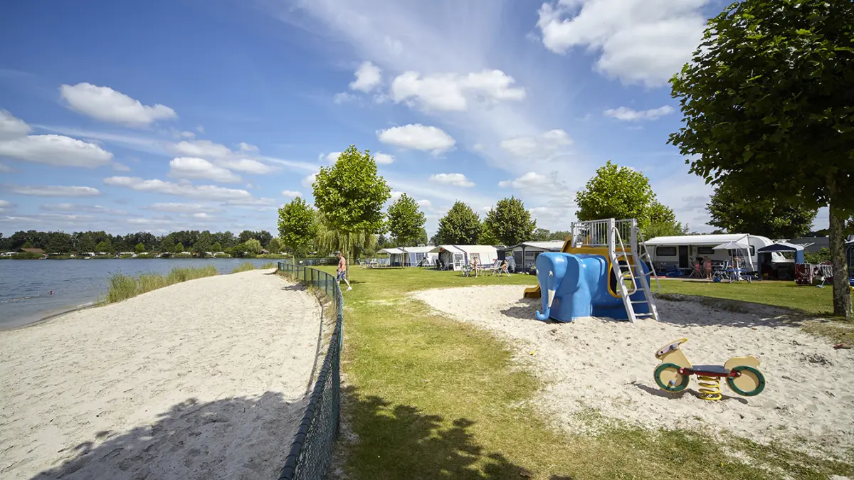 Luxe kampeerplaatsen aan het water met speeltoestel