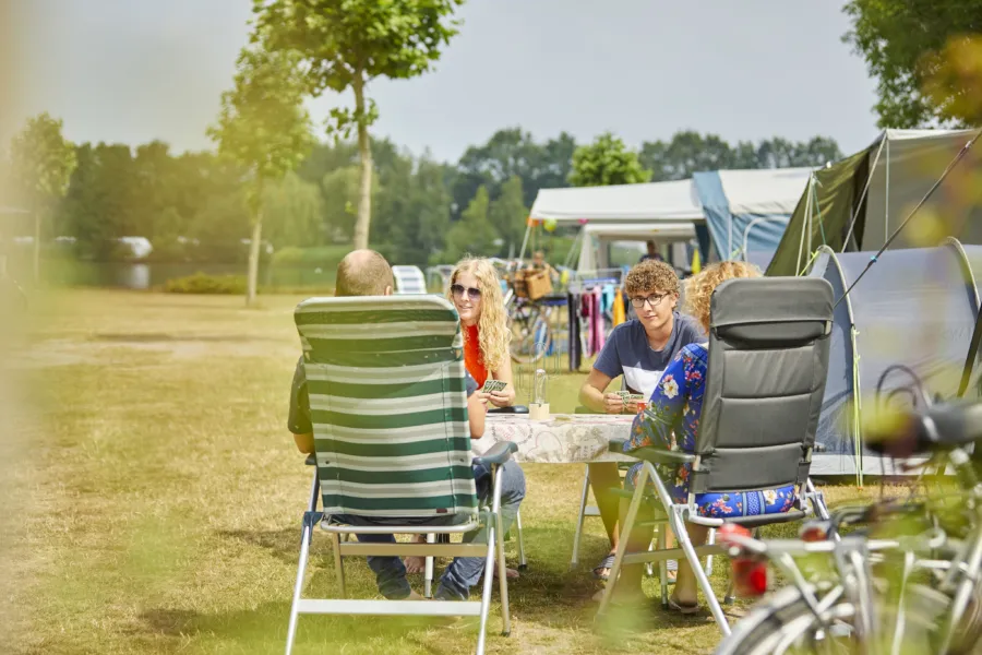 Ter Spegelt samen aan tafel luxekamperen HR