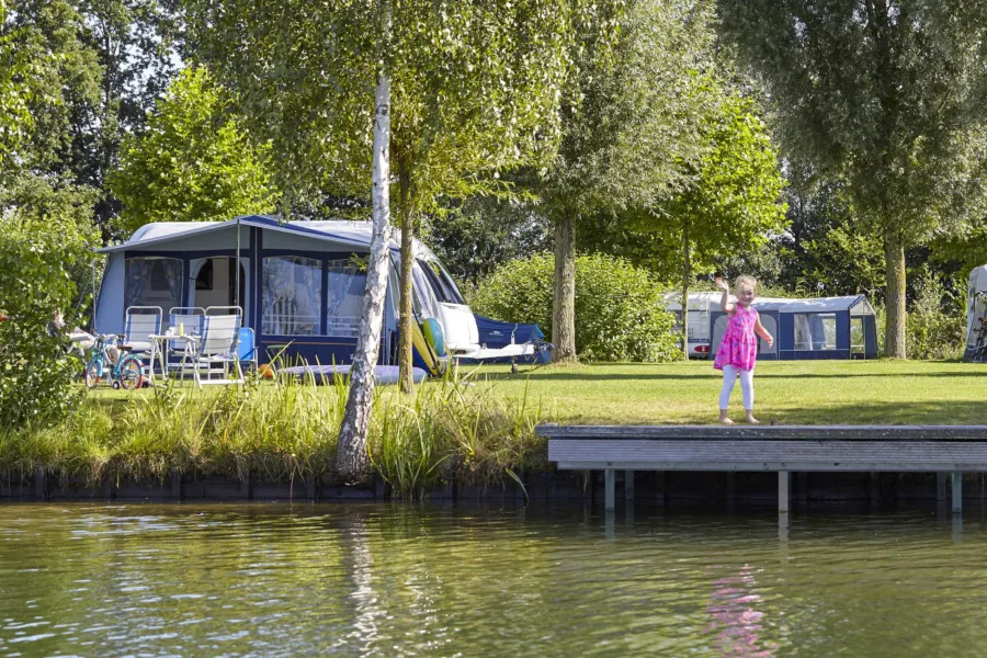 Luxe kampeerplaatsen meisje staat op steiger
