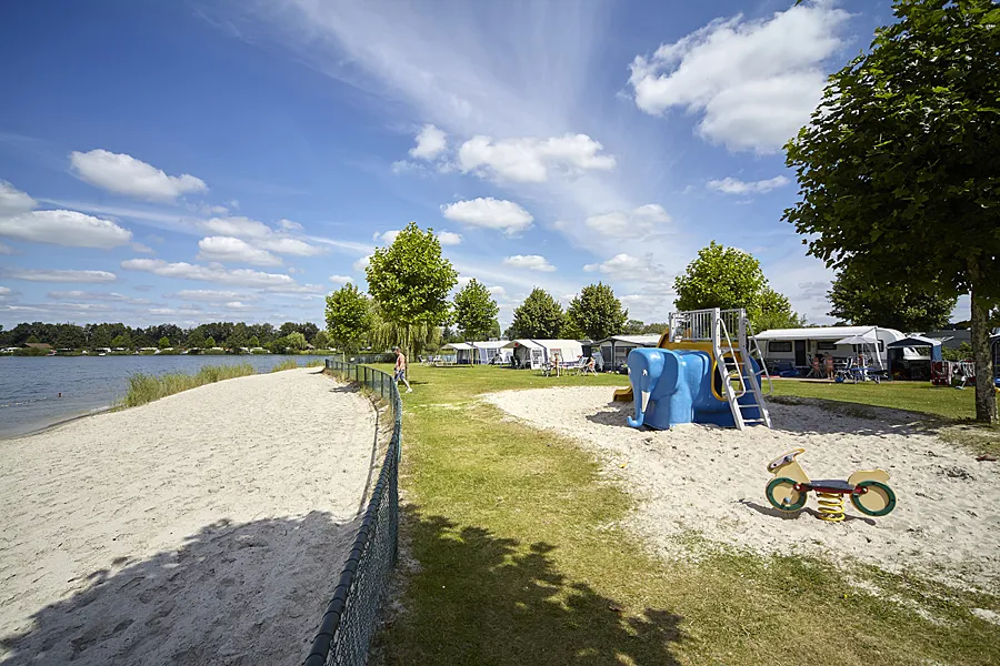 Luxe kampeerplaatsen aan het water met speeltoestel
