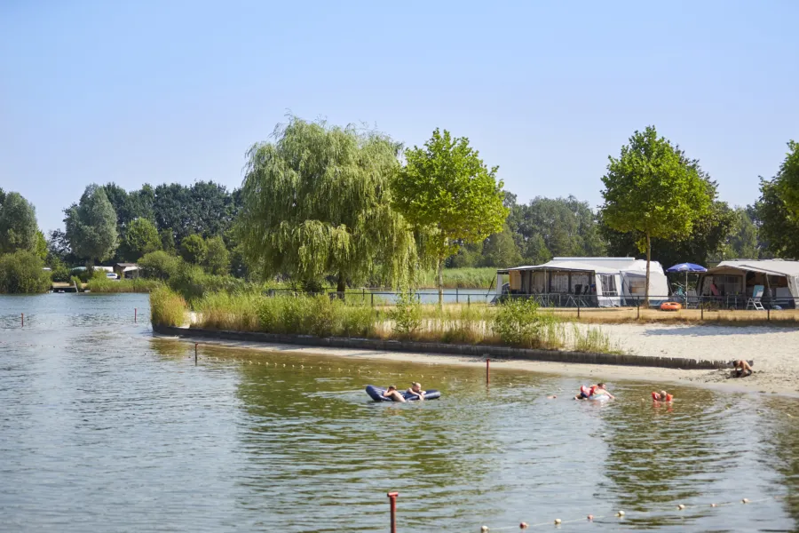 kamperen aan het water kinderen zwemmen