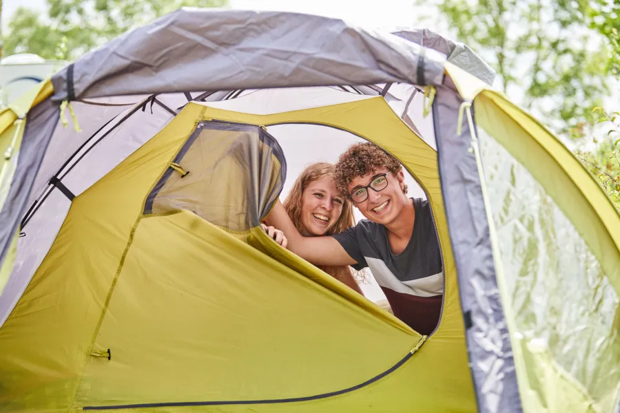 Ter Spegelt broer en zus tent luxekamperen HR