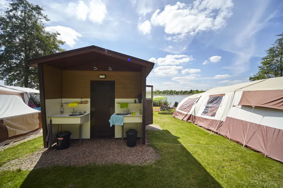 Kampeerplaats met Privé Sanitair en Tentjes aan het Meer