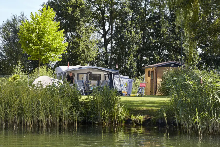Kampeerplaats met Privé Sanitair aan het water