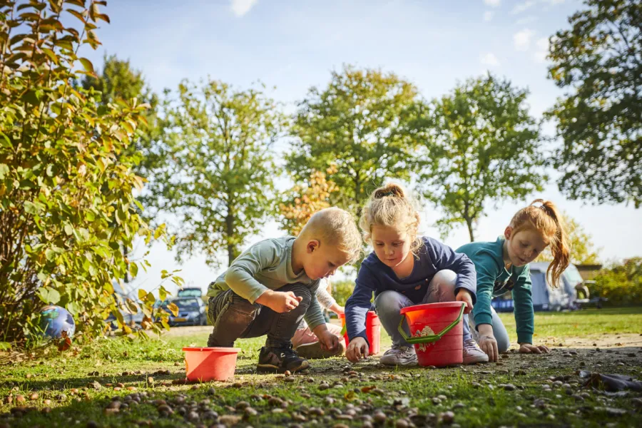 kinderen spelen met zand