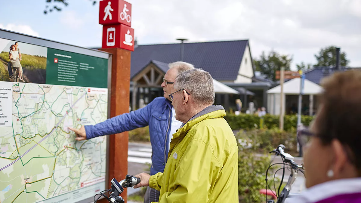 Senioren Natuurpoort bij bord LR