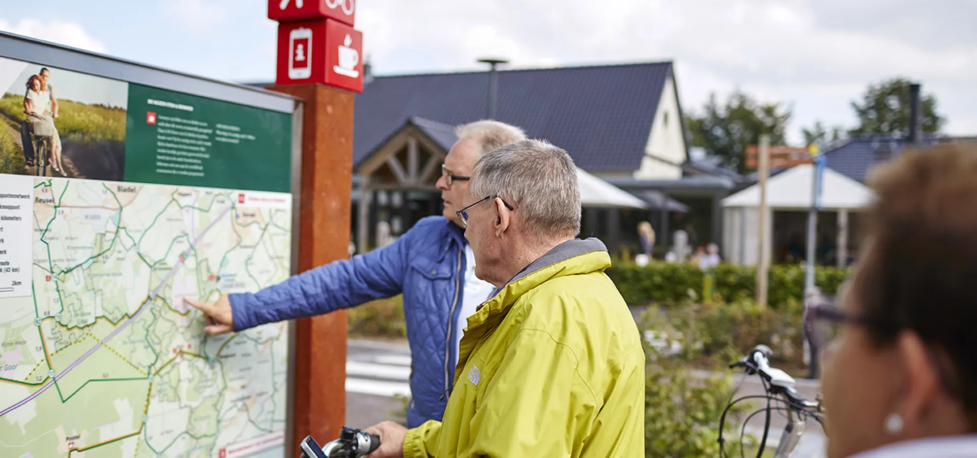 Senioren Natuurpoort bij bord LR