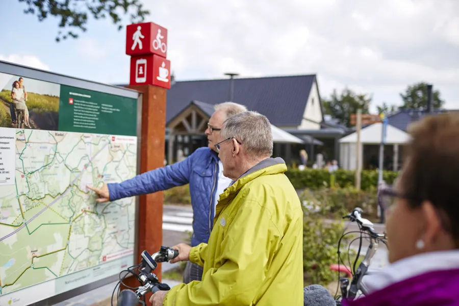 Senioren Natuurpoort bij bord LR