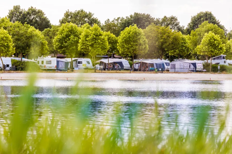 volle kampeerplaatsen aan het water